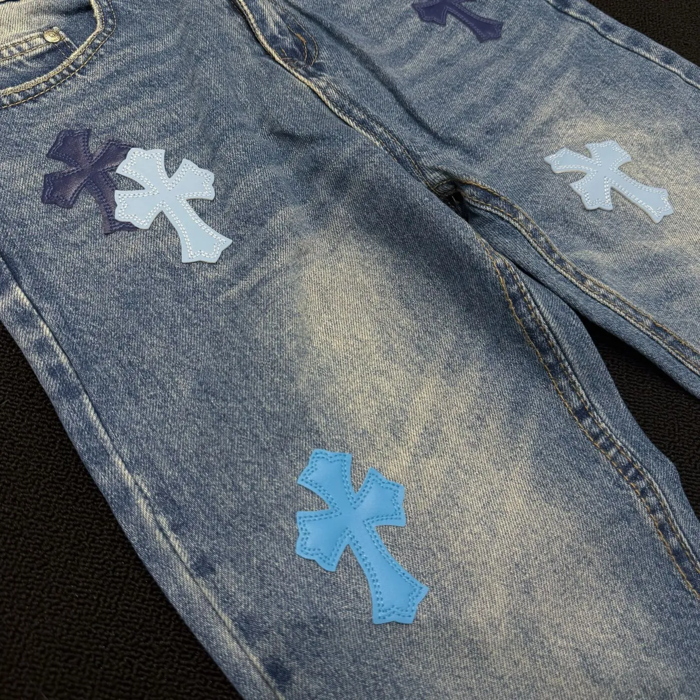 P280 Style number: D379 Chrome hearts CH grams new classic cross patch leather jeans Size: s-XXL (28 30 32 34 36) Color: washed blue Size reference 28 pants length 100 waist circumference 72 30 pants length 101 waist circumference 76 32 pants length 103 waist circumference 80 34 pants length 104 waist circumference 84 36 pants length 106 waist circumference 88